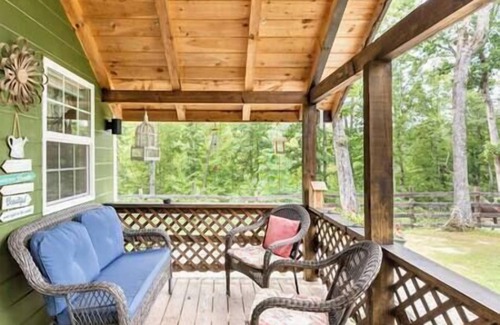 Stanton Cabina | Larkspur Cabin with Hot Tub near Red River Gorge