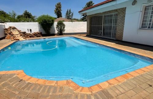 Francistown Cama Y Desayuno | LaRonza Bed and Breakfast