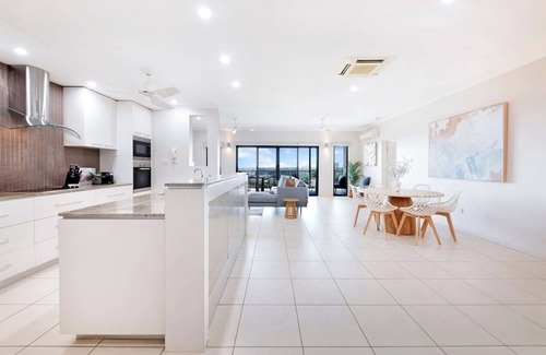 Larrakeyah Apartamento | Larrakeyah Luxury Penthouse Getaway with Views