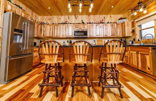 Egg Harbor Cabina | Larsen Lodge Downtown Village Egg Harbor, Sauna, New, Rustic and Elegant.