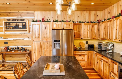 Egg Harbor Cabina | Larsen Lodge Downtown Village Egg Harbor, Sauna, New, Rustic and Elegant.