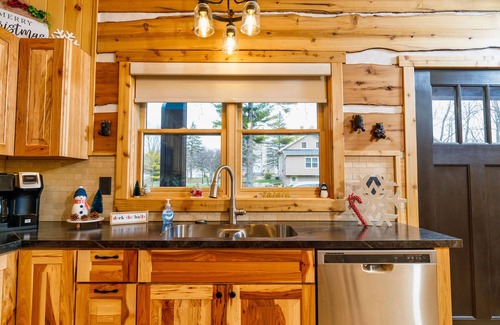 Egg Harbor Cabina | Larsen Lodge Downtown Village Egg Harbor, Sauna, New, Rustic and Elegant.