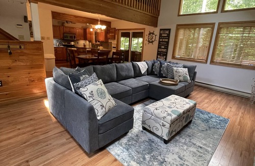 Pocono Lake Casa | Las Hideaway in Arrowhead Lake Community-Pet friendly/GOLF CART/AC/No extra fees