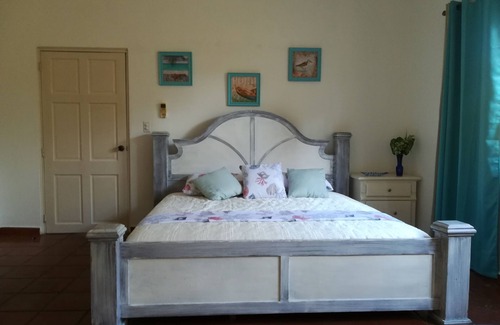 Playa Coronado Cama Y Desayuno | Habitación Las Olas - Cama king size con baño privado junto a la playa.