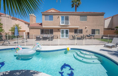 Green Valley Casa | “Las Vegas Retreat: Heated Pool, EV Charger, Minutes from Airport & Strip!”