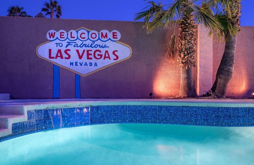 Green Valley Casa | “Las Vegas Retreat: Heated Pool, EV Charger, Minutes from Airport & Strip!”