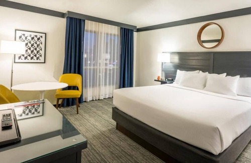 Las Vegas Hotel | Las Vegas Vacay! Spacious Unit! Short Drive to McCarran International Airport!