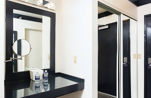 Las Vegas Hotel | Las Vegas Vacay! Spacious Unit! Short Drive to McCarran International Airport!