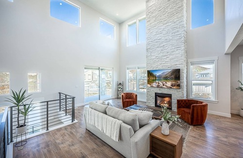 Deer Mountain Casa | Perfect for Retreats & Reunions – 5 King Suites, Private Hot Tub, 2 Min Walk to Lake, Home Theater