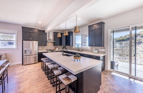 Deer Mountain Casa | Perfect for Retreats & Reunions – 5 King Suites, Private Hot Tub, 2 Min Walk to Lake, Home Theater