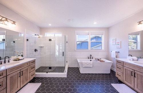 Deer Mountain Casa | Perfect for Retreats & Reunions – 5 King Suites, Private Hot Tub, 2 Min Walk to Lake, Home Theater