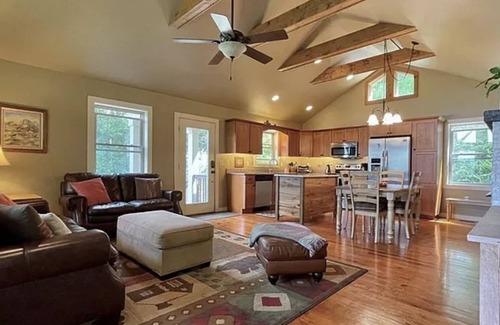 Boone Cabaña | BEAUTIFUL UPDATED CABIN WITH AMAZING MOUNTAIN VIEWS AND HOT TUB NEAR BOONE & BR