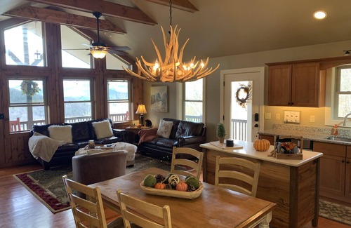 Boone Cabaña | BEAUTIFUL UPDATED CABIN WITH AMAZING MOUNTAIN VIEWS AND HOT TUB NEAR BOONE & BR