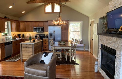 Boone Cabaña | BEAUTIFUL UPDATED CABIN WITH AMAZING MOUNTAIN VIEWS AND HOT TUB NEAR BOONE & BR