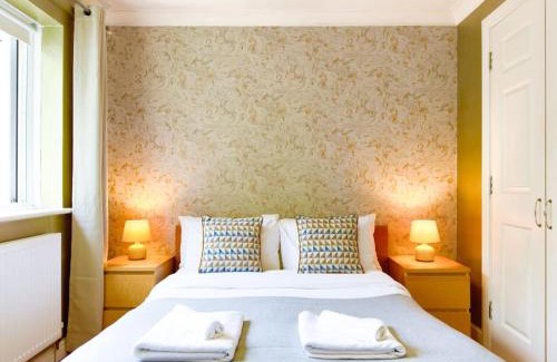 Evelyn Apartamento | Last-Minute Specials l Modern 2 Double Bed Apartment for 5 Guests l Hofin Stays Short Lets & Serviced Accommodation