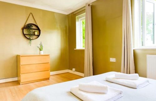 Evelyn Apartamento | Last-Minute Specials l Modern 2 Double Bed Apartment for 5 Guests l Hofin Stays Short Lets & Serviced Accommodation