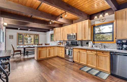 Idaho Springs Casa | ¡NUEVO! Mountain Mama's House es espaciosa pero acogedora; 5 minutos a Miner St; 26 minutos a las rocas rojas; Wi-Fi gratis