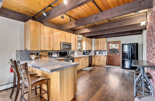 Idaho Springs Casa | ¡NUEVO! Mountain Mama's House es espaciosa pero acogedora; 5 minutos a Miner St; 26 minutos a las rocas rojas; Wi-Fi gratis