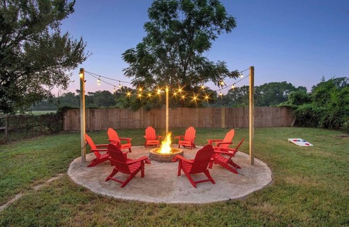 Franklin Estates Casa | LaTexienda: Newly Renovated, Game Weekend, Firepit, Games