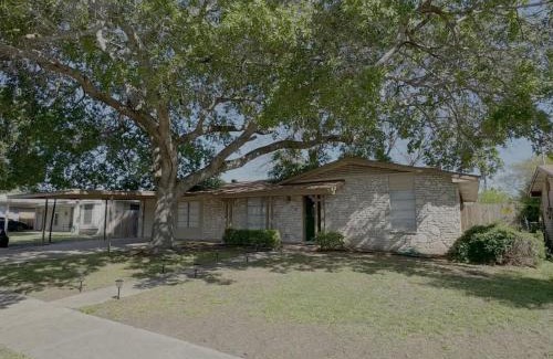 Lackland Terrace Casa | Latigo Haven - 7 mins to Lackland