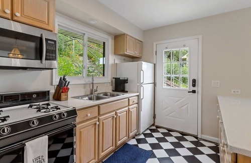 Lauderdale Lakes Casa | Lauderdale Lakefront Oasis |Views Throughout |Huge Lakefront Deck |Splash Pad & Paddle Boards |Dock