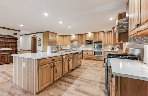 Epworth Casa | Laughing Bear Lodge 10k sqft On Trout Stream