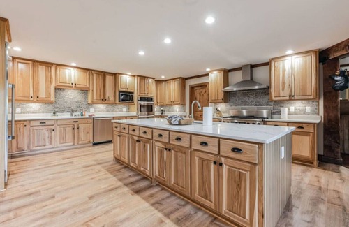 Epworth Casa | Laughing Bear Lodge 10k sqft On Trout Stream