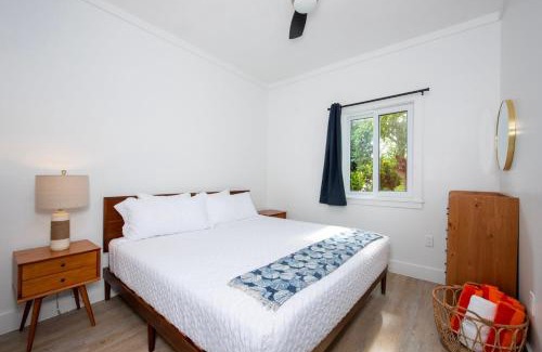 Governor's Harbour Apartamento | Laughing Bird 2BR #5 - Brand New Stylish Apartment, Pool and Bea condo