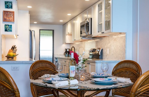Maalaea Condominio | Maui RESEÑAS DE 5 ESTRELLAS Hermosa remodelación del frente del océano A / C Sala de estar * Lauloa 409 *