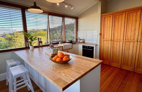 West Launceston Casa | Launceston Cottage With Views Spa Bath BBQ & Firepit