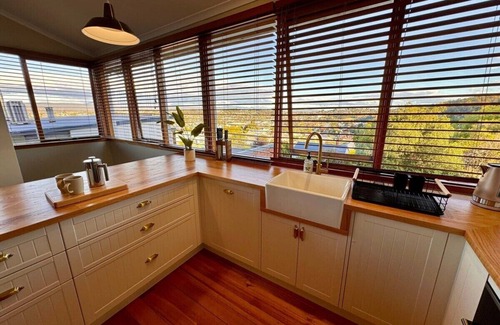 West Launceston Casa | Launceston Cottage With Views Spa Bath BBQ & Firepit