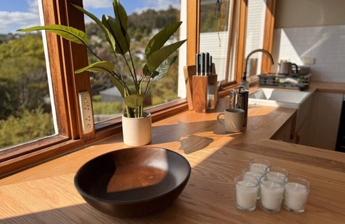 West Launceston Casa | Launceston Cottage With Views Spa Bath BBQ & Firepit