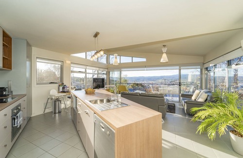 West Launceston Casa | Launceston Views Townhouse # 2