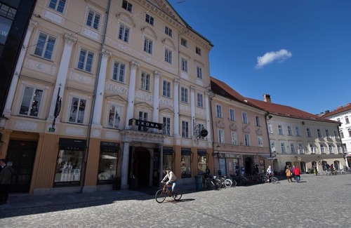 Ljubljana Old Town Apartamento | Laura Tour As / Charming 1BR, AC, quiet apartment by Town Hall