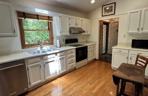 Highlands Cabaña | Laurel Cottage- 3 BR/ 2 baths - Serenity in Highlands, NC