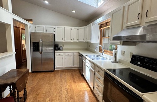 Highlands Cabaña | Laurel Cottage- 3 BR/ 2 baths - Serenity in Highlands, NC