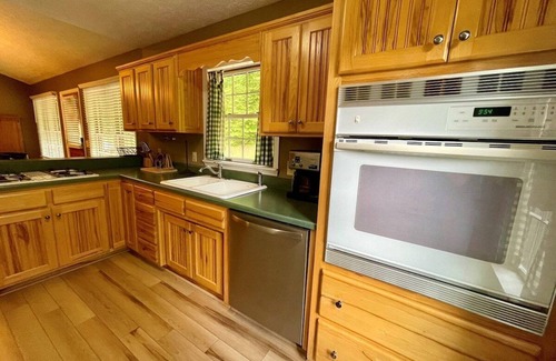 Peak Creek Cabina | Laurel Winds-Riverfront, WIFI, Fireplace, Firepit, Covered Porch