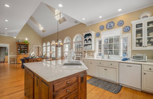 Lynn Casa | Laurelwood of Tryon | Distinctive Old-World Luxury Including a Pool, Hot Tub, and Game Room