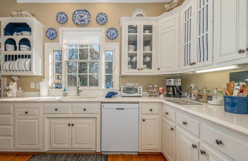 Lynn Casa | Laurelwood of Tryon | Distinctive Old-World Luxury Including a Pool, Hot Tub, and Game Room