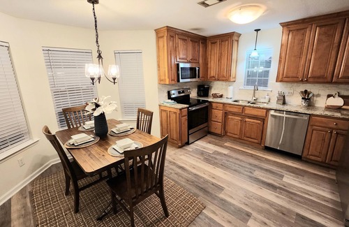 Thomasville Casa | Lauren's Retreat located less than 3 miles to downtown Thomasville.