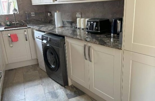 Heath Casa | Lavish 3 story house : Double Room with Shared Bathroom