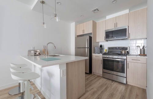 Hoboken Apartamento | Lavish 3BR Retreat w Private Rooftop Deck Near NYC