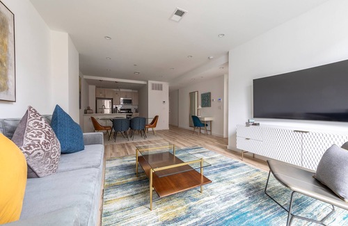 Hoboken Apartamento | Lavish 3BR Retreat w Private Rooftop Deck Near NYC
