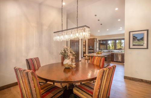 Truckee Casa | Lavish 4 BR in Gray's Crossing