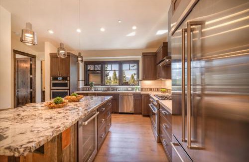 Truckee Casa | Lavish 4 BR in Gray's Crossing