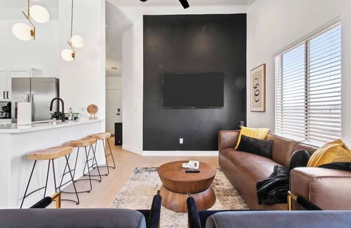 North Las Vegas Casa | Lavish 4BR Vegas Pool House w/ Heated Pool + Spa