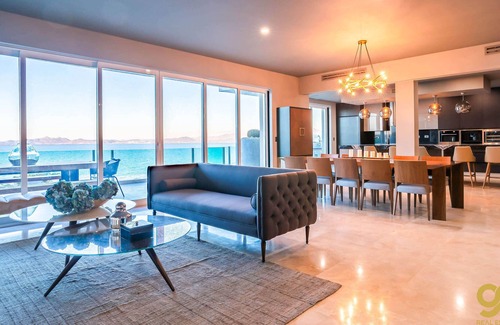 El Centenario Apartamento | Lavish Bayview Penthouse, Beachfront Complex!