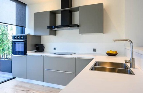 Oisterwijk Apartamento | Lavish City Center Gem ~ Spacious Terrace ~ Views!