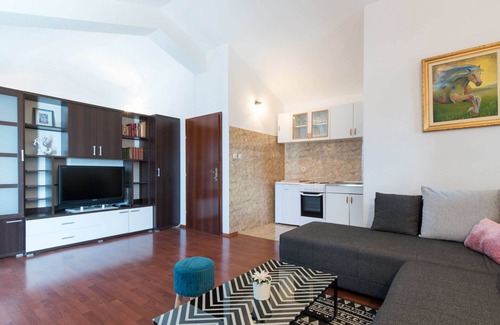 Podstrana Casa | Lavish Holiday Home in Podstrana With Garden