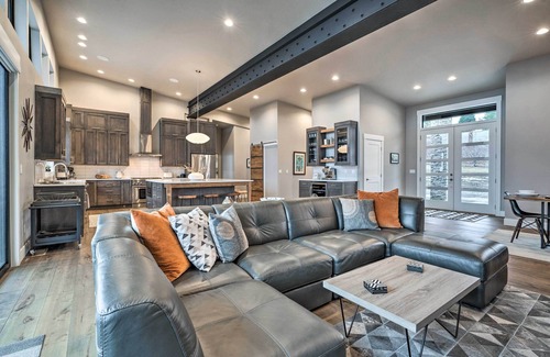 Manson Casa | ¡NUEVO! Lavish Lake Chelan Home w / Pool + Panoramic View